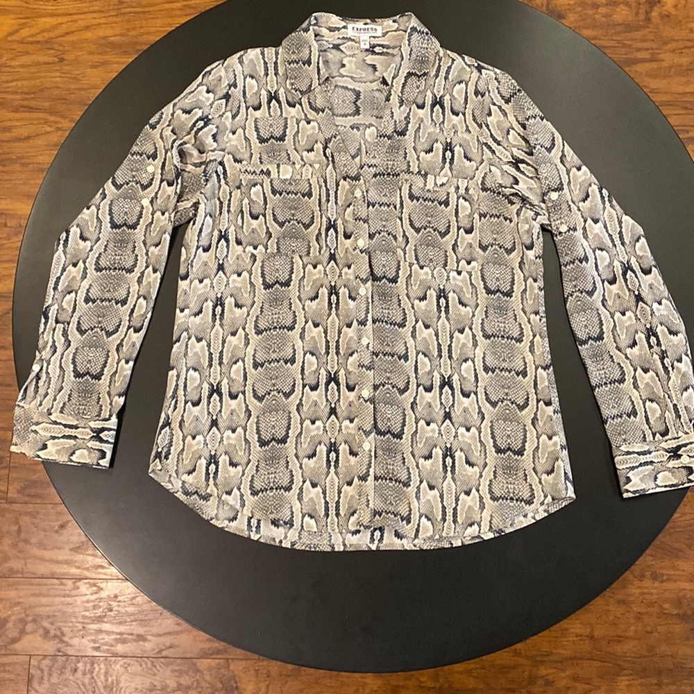 Express portofino blush/black snake print blouse. Size: Medium.